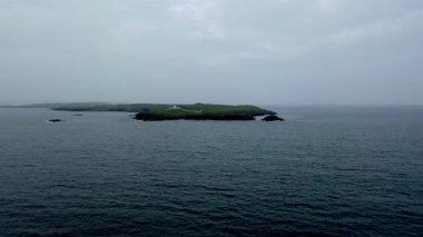 St. Johns Point County Donegal 'e doğru uçuyor, İrlanda.