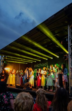 DUNGLOE, COUNTY DONEGAL, IRELAND - 26 Temmuz 2025: Daniel ODonnell, Dungloe Uluslararası Sanat Festivali 'ndeki Mary' lerle birlikte şarkı söylüyor..