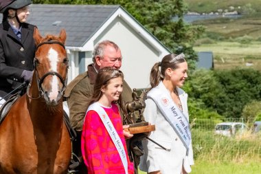 MEENACİS, İLK DONEGAL, İRELAND - 4 AĞUSTOS 2025: Acemi Ridden Bölümü 'nün galibi Eilis Canon güzel ödülünü aldı-