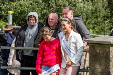 MEENACROSS, COUNTY DONEGAL, IRELAND - 4 AĞUSTOS 2025: Ellie Ward, Dungloe 'dan yeni Mary ve Cora McHugh Meencross Tarım Fuarı' nda ödülleri sunmaya hazırlanıyorlar..