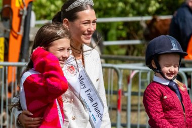 MEENACROSS, COUNTY DONEGAL, IRELAND - 4 AĞUSTOS 2025: Ellie Ward, Dungloe 'dan yeni Mary ve Cora McHugh Meencross Tarım Fuarı' nda ödülleri sunmaya hazırlanıyorlar..
