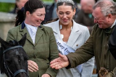 MEENACROSS, COUNTY DONEGAL, IRELAND - AĞUSTOS 04 2025: Ellie Ward, Dungloe 'dan gelen yeni Mary, ödülleri Meencross Tarım Fuarı' nda yargıç Val Noone ile birlikte sunmaya hazırlanıyor..