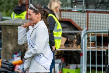 MEENACES, COUNTY DONEGAL, IRELAND - AĞUSTOS 04 2025: Ellie Ward, Dungloe 'dan gelen yeni Mary, Meencross Tarım Fuarı' nda ödülleri sunmaya hazırlanıyor..