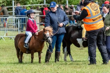 MEENACES, COUNTY DONEGAL, IRELAND - AĞUSTOS 04 2025: Her yaştan sürücü Meencross Tarım Fuarı 'ndan keyif alıyor.