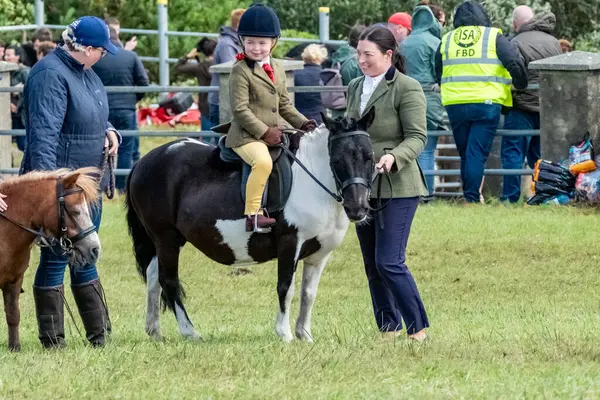 MEENACİS, İKİNCİ DONEGAL, İRELAND - 4 AĞUSTOS 2025: Brooke O Brien Meencross Tarım Fuarı 'nın tadını çıkarıyor.