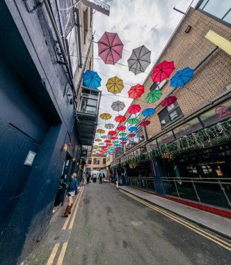 DUBLIN, IRELAND - 16 HAZİRAN 2025 Şemsiyeler Güney Anne Caddesi 'nde.