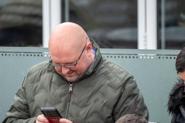 GLENTIES, COUNTY DONEGAL, IRELAND - 13 Eylül 2025: Ziyaretçiler ve yerliler, Anayol 'da ücretsiz bir yıllık etkinlik olan Hasat Fuarının tadını çıkarıyorlar.