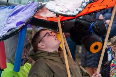 GLENTIES, COUNTY DONEGAL, IRELAND - 13 Eylül 2025: Anacaddedeki Hasat Fuarı 'nda eğlenen katılımcılar.