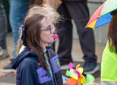 GLENTIES, COUNTY DONEGAL, IRELAND - 13 Eylül 2025: Anacaddedeki Hasat Fuarı 'nda eğlenen katılımcılar.