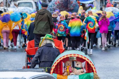 GLENTIES, COUNTY DONEGAL, IRELAND - 13 Eylül 2025: Anacaddedeki Hasat Fuarı 'nda eğlenen katılımcılar.