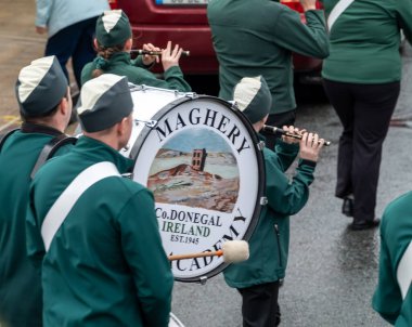 GLENTIES, COUNTY DONEGAL, IRELAND - 14 Eylül 2025: Maghery Band Academy ana caddedeki ücretsiz Glenties Hasat Fuarı 'nda sahne alıyor.