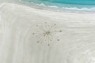 PORTNOO, COUNTY DONEGAL, IRELAND - 29 Eylül 2025: Narin sahilinde büyük ölçekli bir plaj sanatı oluşturulması devam ediyor.