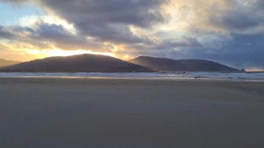 İrlanda Cumhuriyeti 'nin Tramore sahilinde dramatik bir gökyüzü, Donegal İlçesi.
