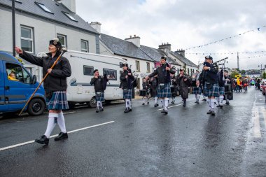 GLENTIES, COUNTY DONEGAL, IRELAND - 14 Eylül 2025: St. Nauls Pipes and Drums ana caddedeki ücretsiz Glenties Hasat Fuarı 'nda sahne alıyor.