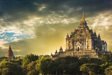 Eski Bagan, Myanmar 'daki Thatbyinnyu Phaya üzerinde günbatımı