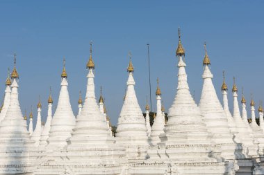 Kuthodaw Pagoda dünyanın en büyük kitabını içerir. İçinde mermer levha olan mağaraları olan 729 beyaz stupa var. Budist yazıtları olan bir sayfa. Mandalay, Myanmar
