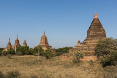 Öğleden sonra güneş, Myanmar 'ın antik şehri Bagan' ın eski pagodalarında parlıyor.