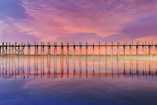 Fantasia Pôr Sol Dramático Sobre Bein Bridge Refletindo Taungthaman Lake — Fotografia de Stock