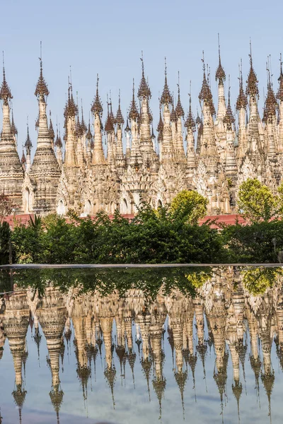 Pagodas Kakku Reflejándose Agua Cerca 2500 Hermosas Estupas Piedra Están —  Fotos de Stock