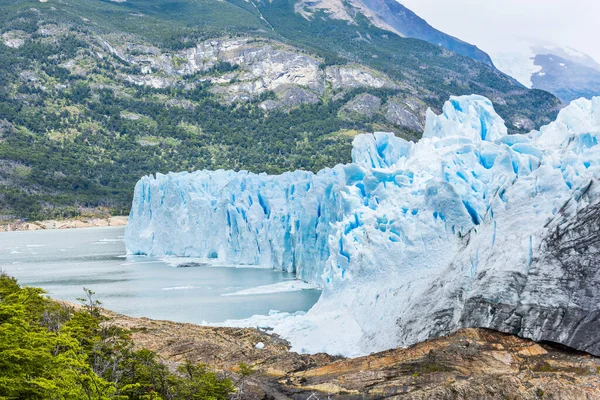 佩里托 莫雷诺冰川的巨大绿松石冰和右边的一艘小旅游船 Los Glaciares国家公园 阿根廷 免版税图库图片