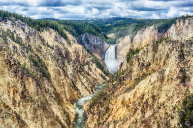 Alt Falls içinde Yellowstone Grand Canyon sanatçı noktasından görülen görüntüleyin. Yellowstone Milli Parkı, Wyoming, ABD