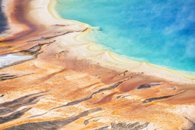 Yukarıdan Grand Prismatic Spring 'in detaylı fotoğrafı. Yellowstone Ulusal Parkı, Wyoming, ABD