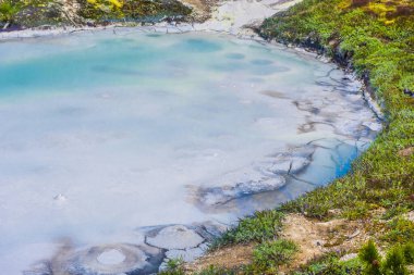Güzel mavi kaplıca. Sanatçının Paintpots alan. Yellowstone Milli Parkı, Wyoming, ABD