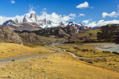 Los Glaciares Milli Parkı, Arjantin zirvesinde Fitz Roy ile El Chalten şehir ve dağ panorama yolu