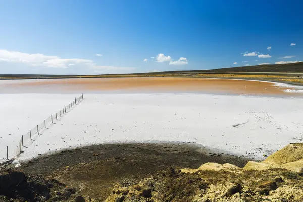 Cerca Enferrujada Velha Lago Sal Com Pedras Revestidas Cristal Tierra — Fotografia de Stock
