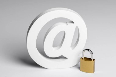 Kilitli bir e-posta sembolü. Siber güvenlik kavramı