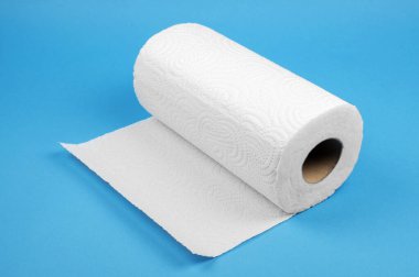 Mavi arka planda beyaz rulo kağıt havlular. Kağıt havlu.