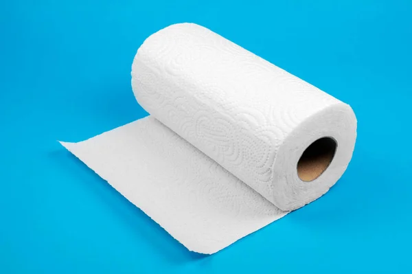 Mavi Arka Planda Beyaz Rulo Kağıt Havlular Kağıt Havlu Stok Fotoğraf