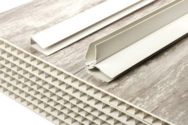 PVC duvar ve tavan için eşyalar. Plastik köşeli PVC panelleri