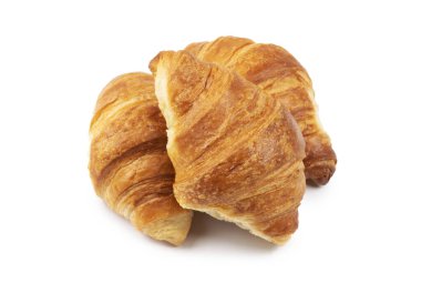 Beyaz arka planda taze kruvasanlar.