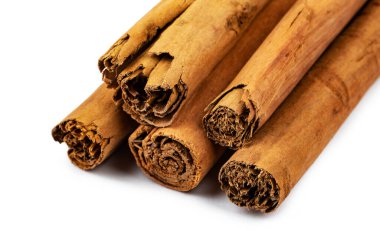 Tarçın çubukları beyaz arkaplanda izole