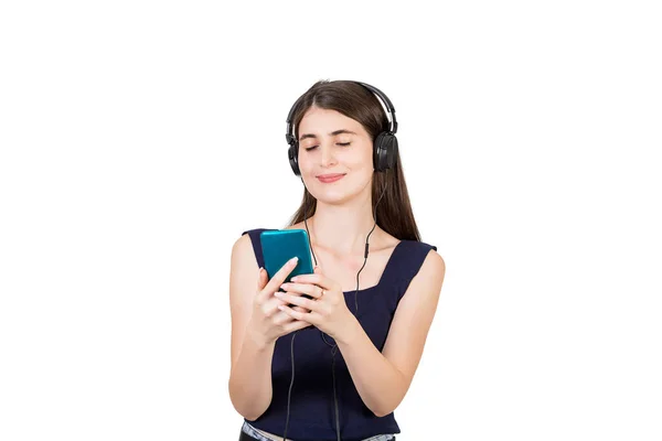 Ontspannen Casual Vrouw Luisteren Kalmerende Muziek Hoofdtelefoon Houden Haar Telefoon — Stockfoto