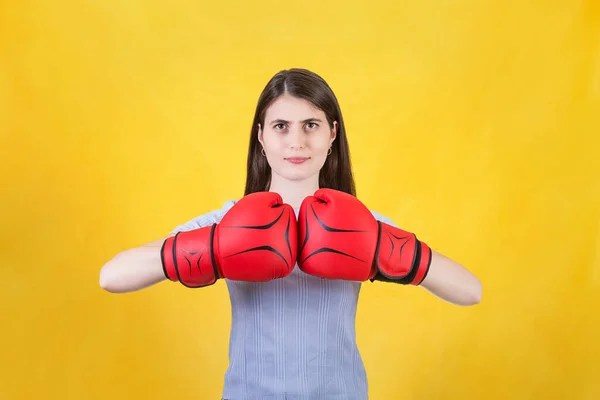 Mladá Žena Červenými Boxerskými Rukavicemi Stojí Bojovém Postoji Buší Pěstí — Stock fotografie