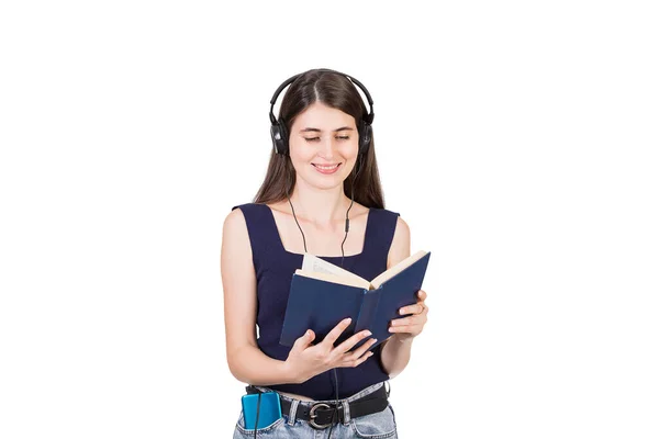 Jovem Positiva Lendo Livro Enquanto Ouve Música Isolada Fundo Branco — Fotografia de Stock