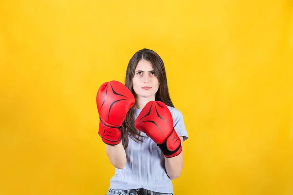 Young Woman Red Boxing Gloves Stands Fighting Position Portrait Determined — Stock Photo, Image