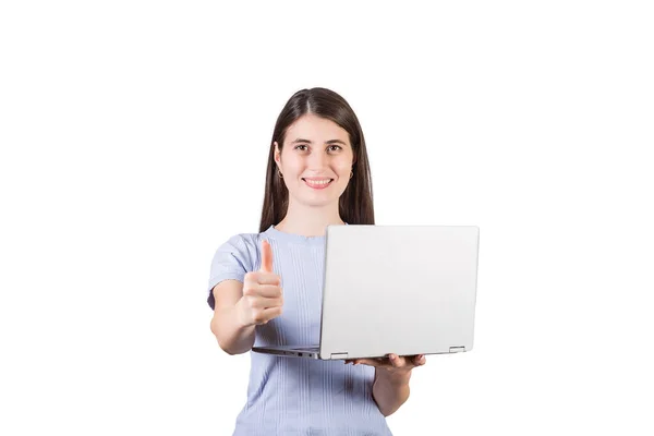 Зажатая Молодая Женщина Держит Ноутбук Руке Показывая Большой Палец Вверх — стоковое фото