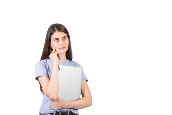 Düşünceli Genç Bir Kız Öğrenci Dizüstü Bilgisayarını Göğsüne Dayamış Beyaz — Stok fotoğraf
