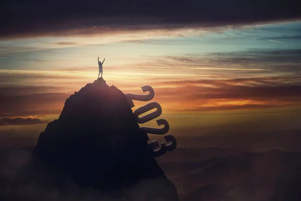 Успішна Людина Святкує Вершині Гірського Піку 2023 Року Концептуальна Мотиваційна — стокове фото