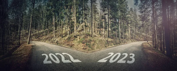 2022 2023 Yıllarının Kesişme Noktası Ormanda Asfalt Yol Ikiye Bölünür — Stok fotoğraf