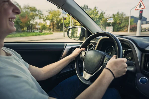 Fröhlicher Teenager Der Selbstbewusst Auto Fährt Glücklicher Junger Mann Genießt — Stockfoto