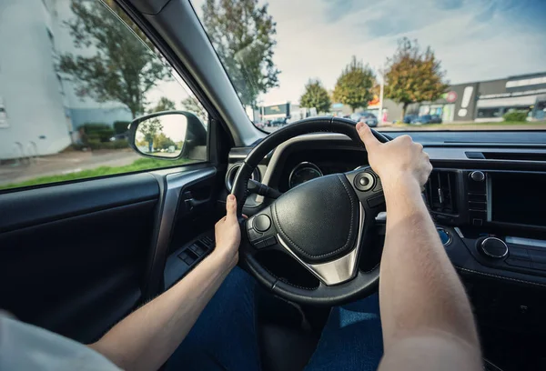 Nahaufnahme Person Hände Lenkrad Selbstbewusst Auto Fahren Auf Den Straßen — Stockfoto