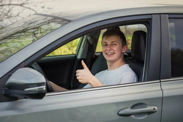 Positiver Junger Mann Mit Daumenhoch Geste Der Vor Dem Lenkrad — Stockfoto