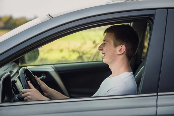 Ein Fröhlicher Junger Mann Fährt Sicher Sein Neues Auto Und — Stockfoto