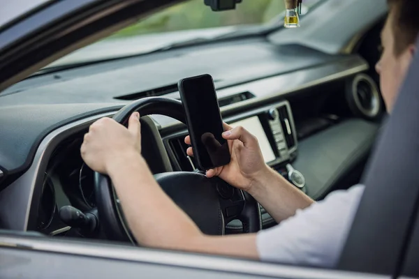 Casual Driver Ragazzo Distratto Dal Suo Telefono Mentre Fronte Volante — Foto Stock