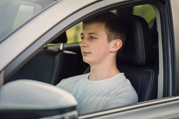 Молодой Человек Безопасно Водит Свою Новую Машину Глядя Вперед Уличное Стоковое Изображение