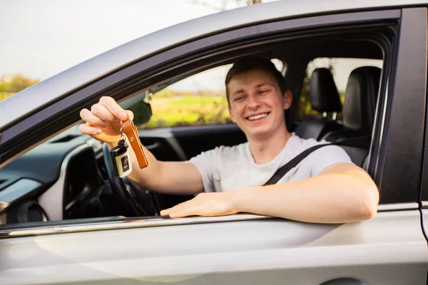 Αρχάριος Οδηγός Κρατάει Κλειδιά Του Αυτοκινήτου Από Παράθυρο Και Χαμογελάει Royalty Free Εικόνες Αρχείου